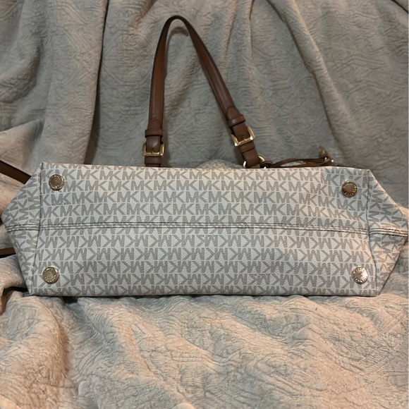 Michael Kors cream/brown signature handbag removal shoulder strap/babybag/travel - Picture 4 of 9